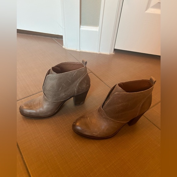 Super cute Lucky Brand heeled, leather ankle booties - Picture 2 of 6